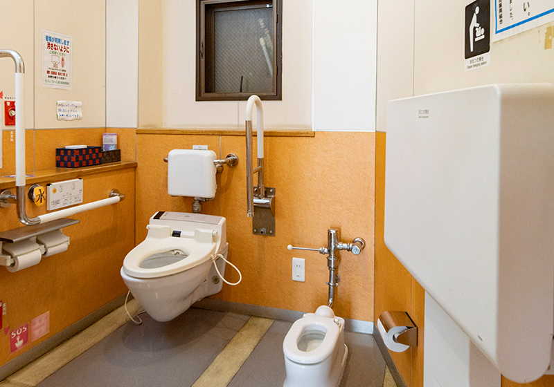提供写真:多目的トイレ内